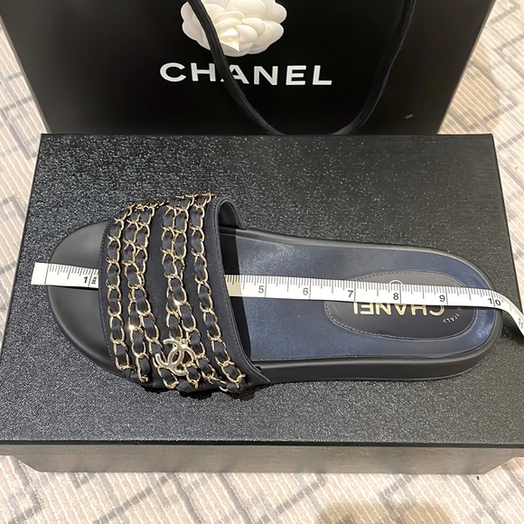CHANEL navy slides gold chain and CC charms. - Picture 13 of 13